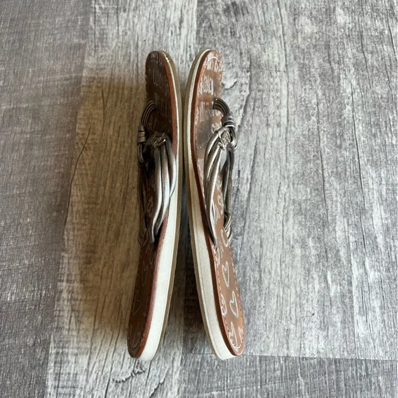 Coach Silver Leather Logo Flip Flop Sandals Women’s Size 8 - Picture 4 of 10